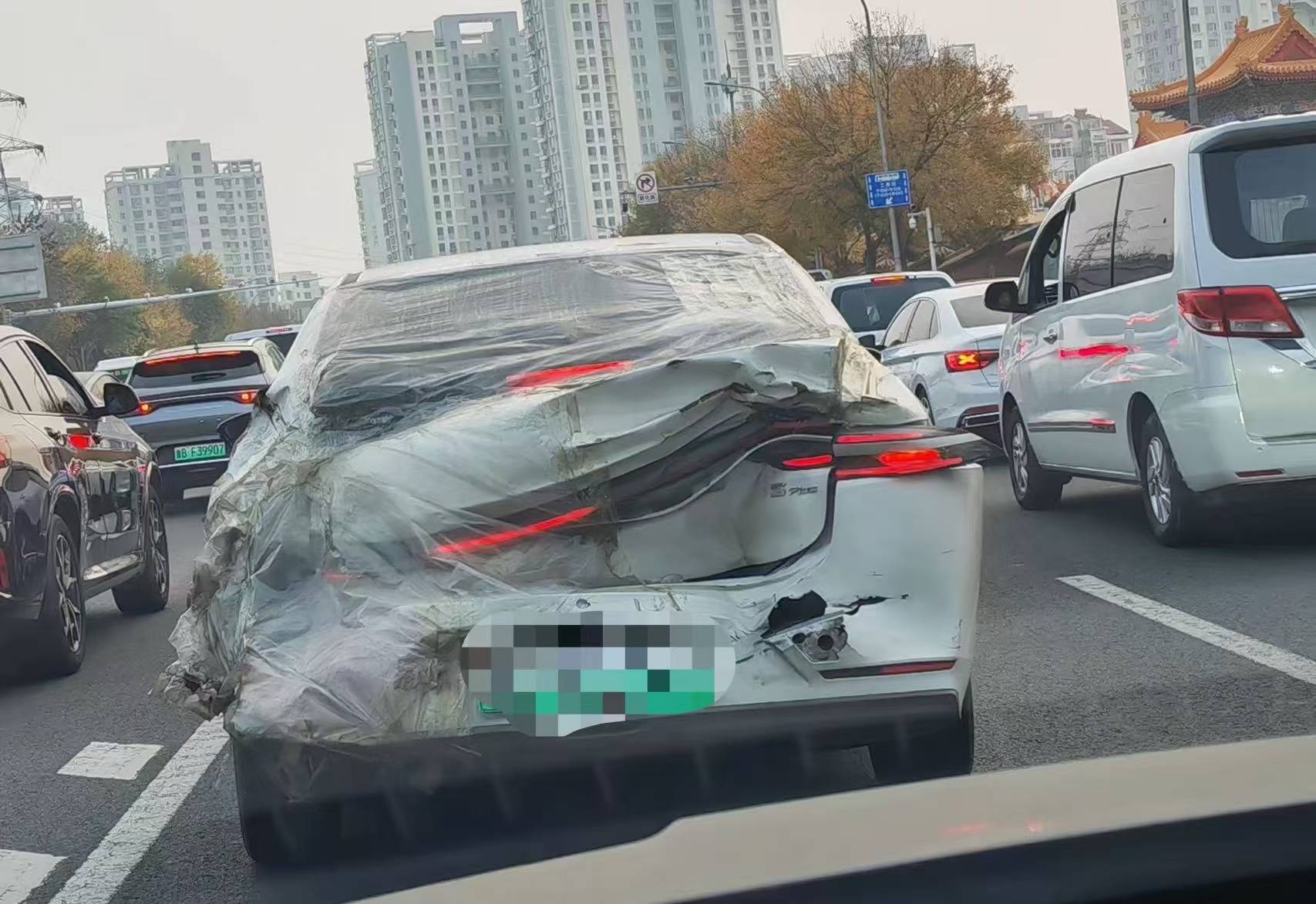 破烂网约车遭疯狂吐槽，网友调侃“一个敢开一个敢坐”，青岛多部门回应