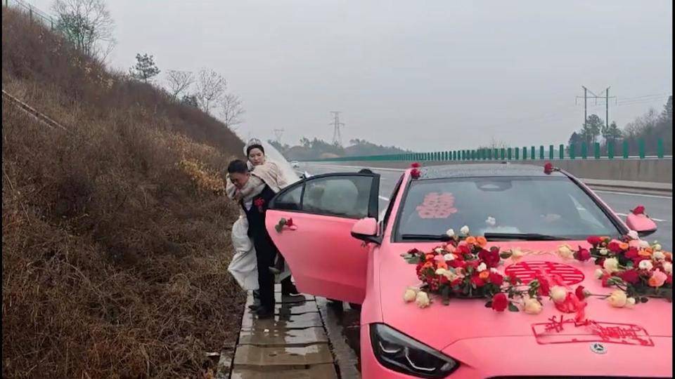 婚宴马上开席，婚车爆胎了，警车秒变“婚车”！