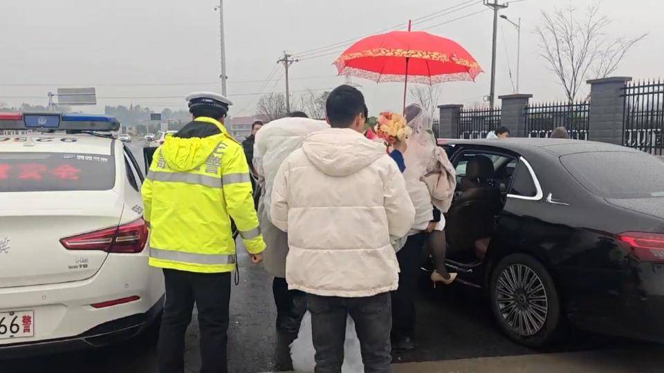 婚宴马上开席，婚车爆胎了，警车秒变“婚车”！