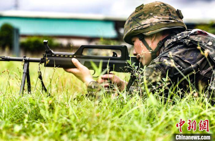广西钦州武警官兵开展山林地捕歼战斗演练