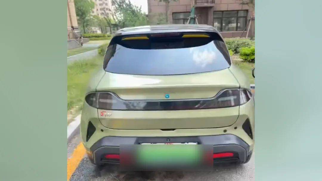 小米YU7还未上市，“老头乐版”“M七”已上路！网友：车载语音是“老爱同学”吗？